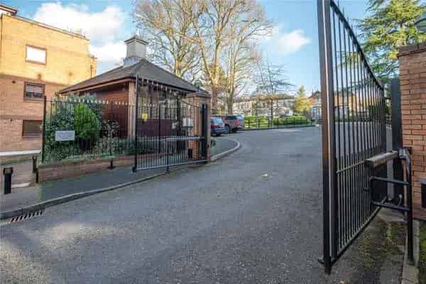 3 Bedroom Apartment Buckhurst Hill  Family Home  Secure Parking