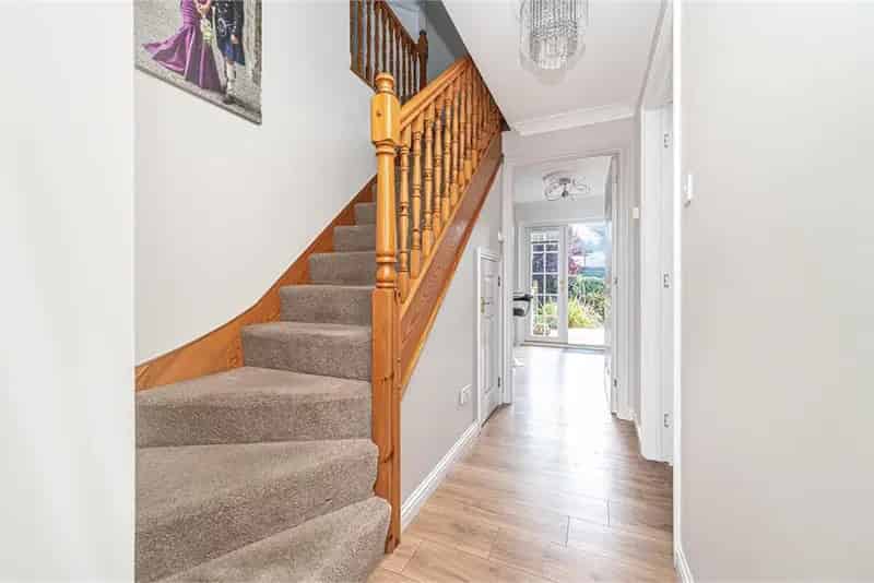 4 Bed Detached House with Summer House and Garden