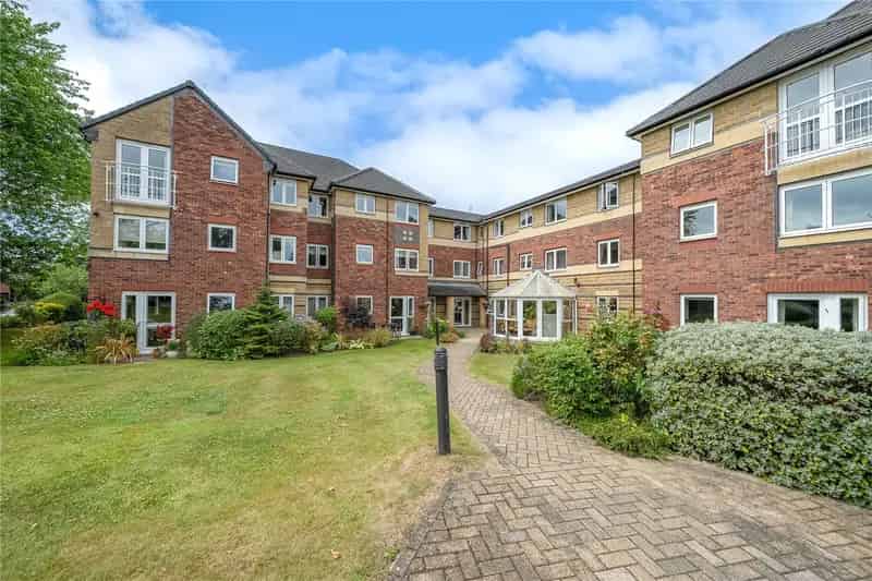 One Bedroom Ground Floor Apartment with Private Patio