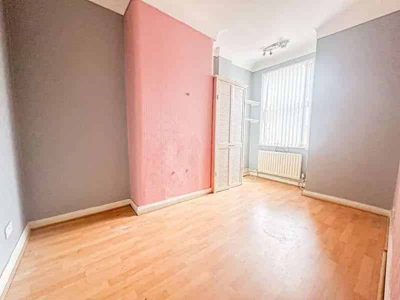 4 Bed Mid Terrace House For Sale - Modernisation Opportunity