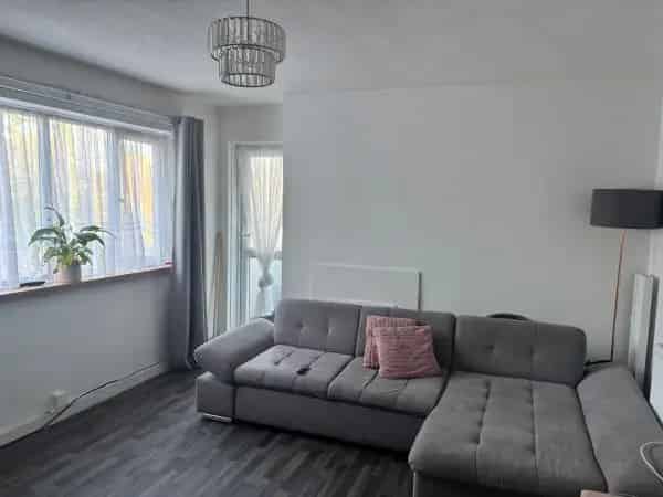 Large 2 Bed Flat Near Schools and Amenities