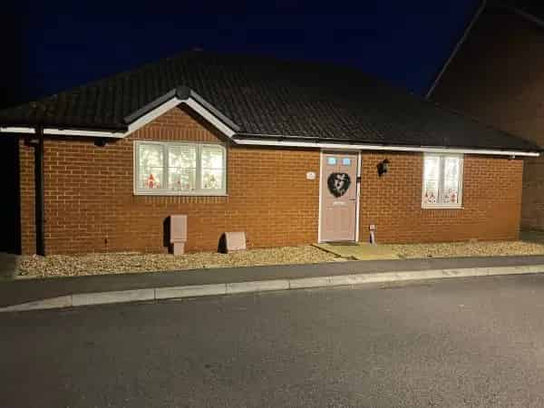 Large 2 Bed Detached Bungalow Huge Garden Double Driveway
