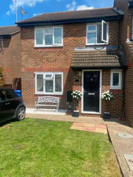 3 Bed Semi House Near Beach and Amenities