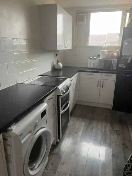 Large 2 Bedroom Flat with Balcony