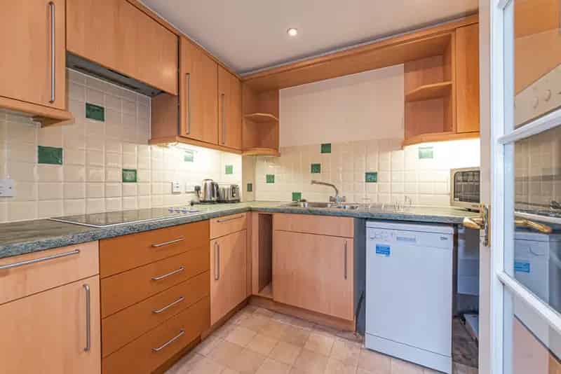 2 Bedroom Flat for Sale in Gated Over 55s Development
