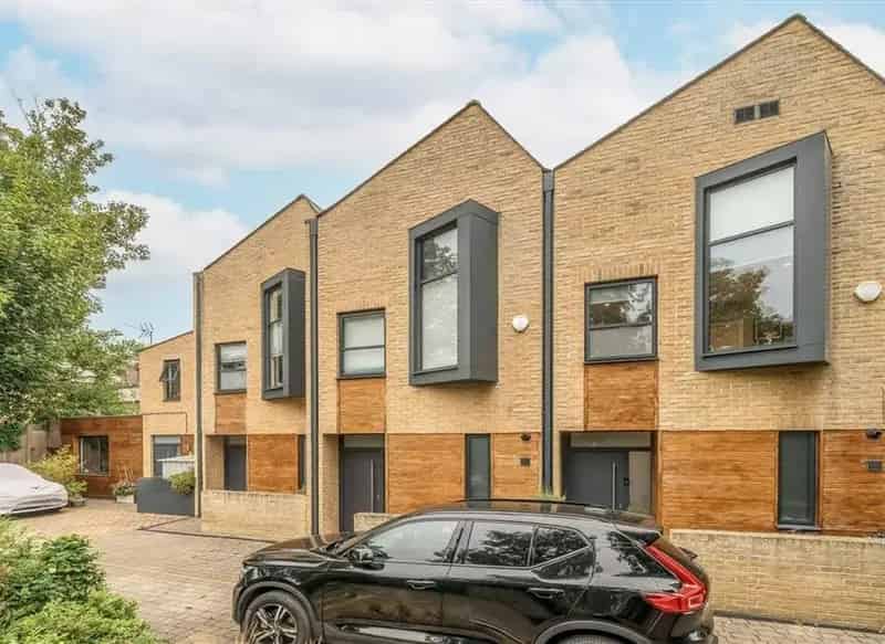 Four Double Bedroom Family Home Near New Cross Stations