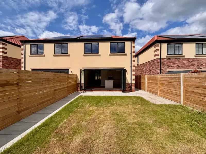 3 Bedroom Semi Detached House for Sale Scarborough