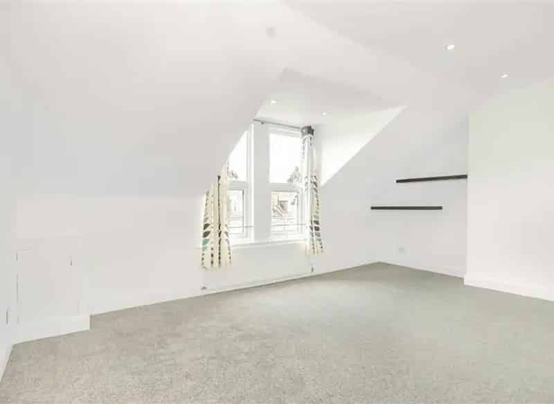 One Double Bedroom Apartment Near Teddington High Street