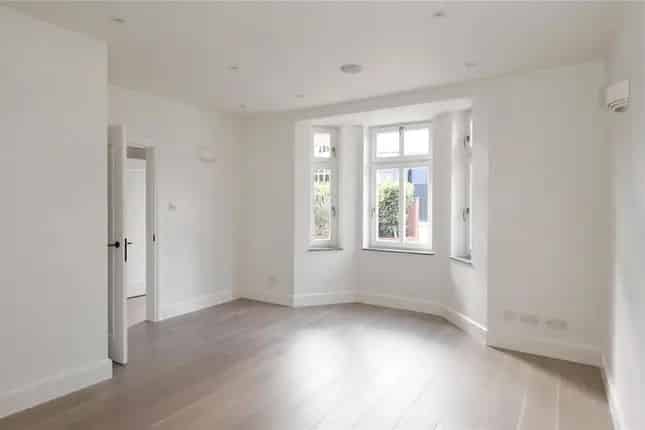 Detached House for Sale in Wimbledon SW19