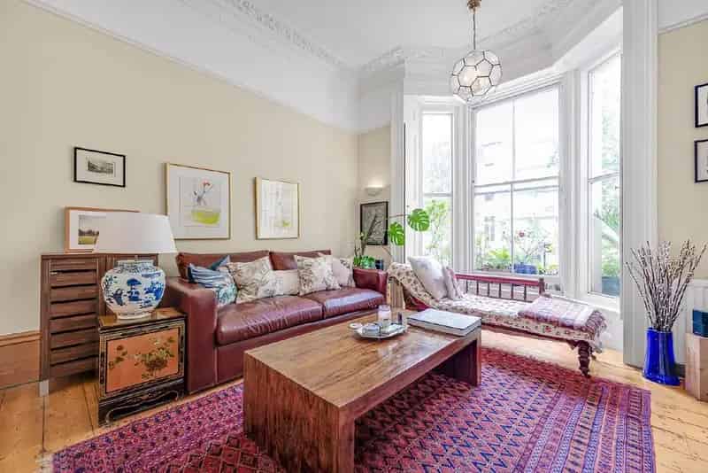 One Double Bedroom Apartment in Stucco Fronted Building
