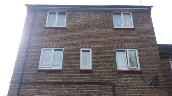 Two-Bedroom Maisonette Near Town and Schools