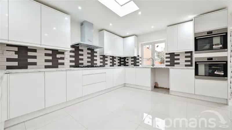 5 Bedroom Detached House South Farnham - No Deposit Option