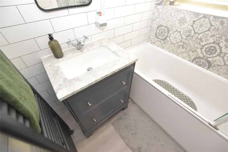 3 Bed Terraced House with Modern Kitchen and Conservatory