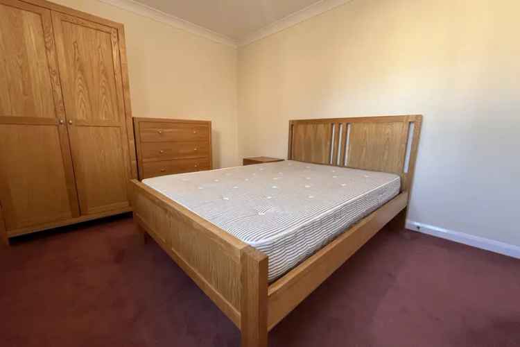 Modern 2-Bed Flat in March Town Centre Parking Available