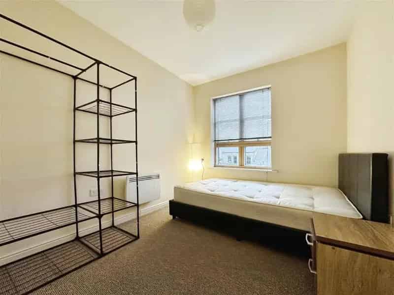 2 Bed Top Floor Apartment Near City Centre - No Chain