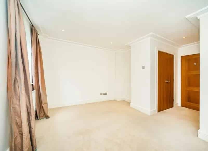 Harrods Village 1-Bedroom Apartment  Parking Health Complex