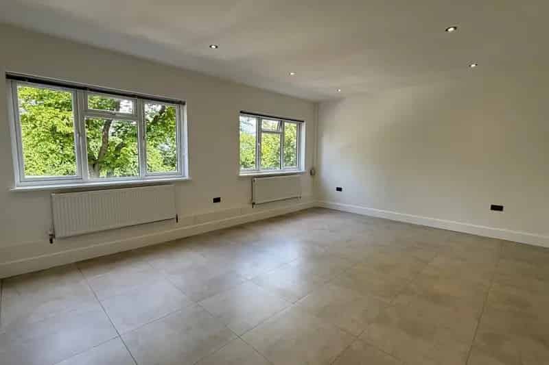 Stylish 3-Bed Apartment in Oakwood - Zero Deposit Guarantee