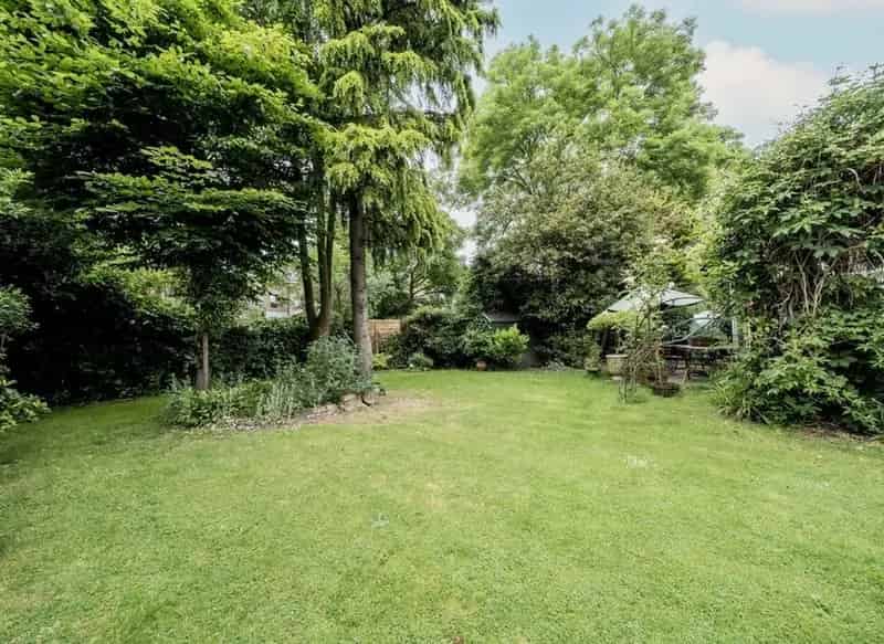 Two Bedroom Victorian Apartment with Parking and Garden