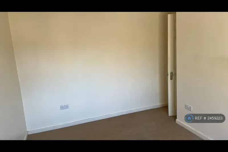 2 Bedroom Maisonette with Parking and Garden Access