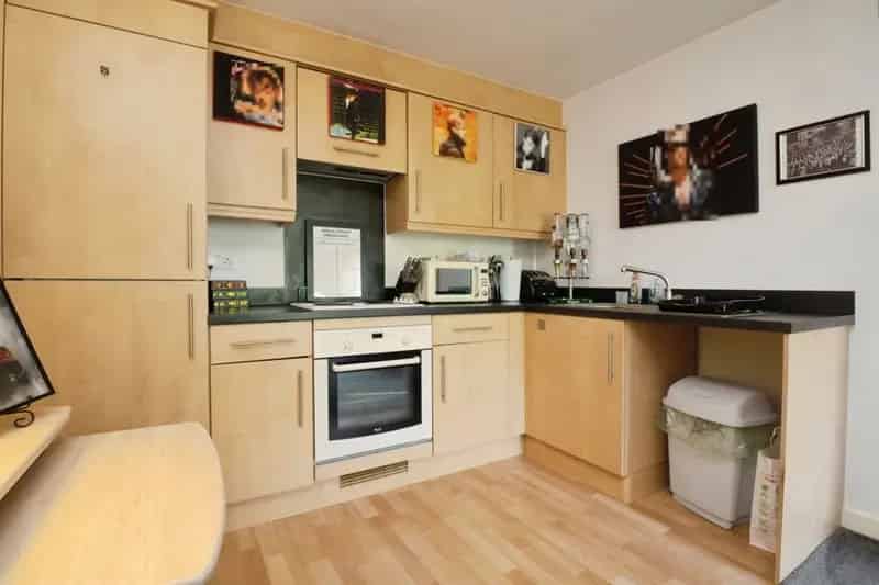 1 Bedroom Ground Floor Flat Near Public Transport