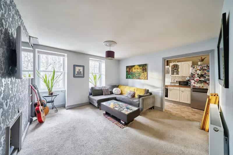 3 Bed Flat near West Ham Station - Ideal for First Time Buyers and Investors