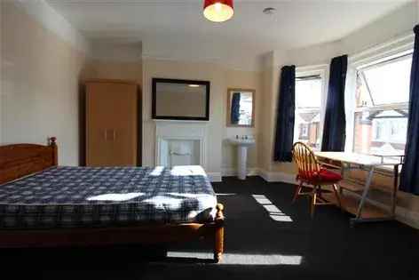 5 Bedroom House Southampton - Available July 1st