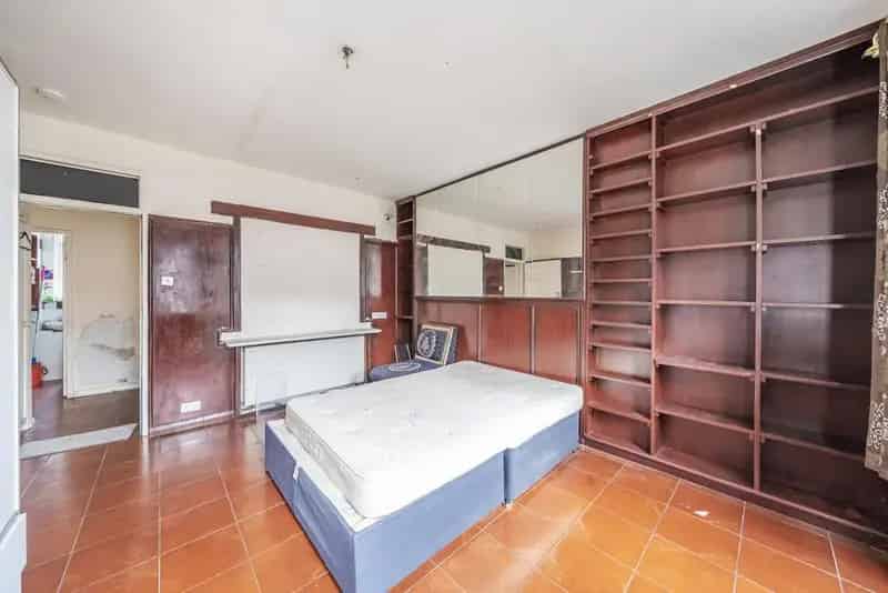 Three Bedroom Apartment Requiring Modernization No Onward Chain