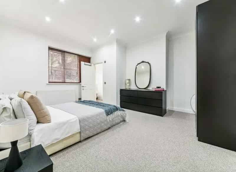 Acton Period Conversion Flat Near Mainline Station