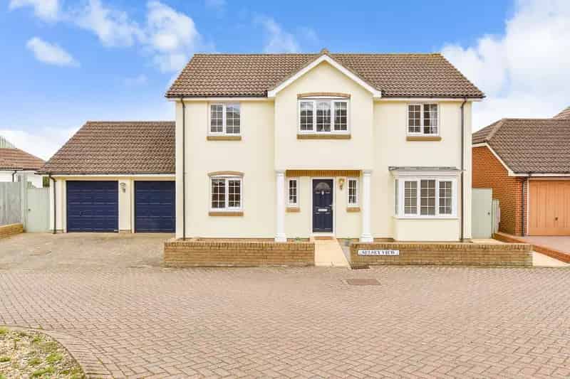 4 Bedroom Detached House with Stunning Sea Views