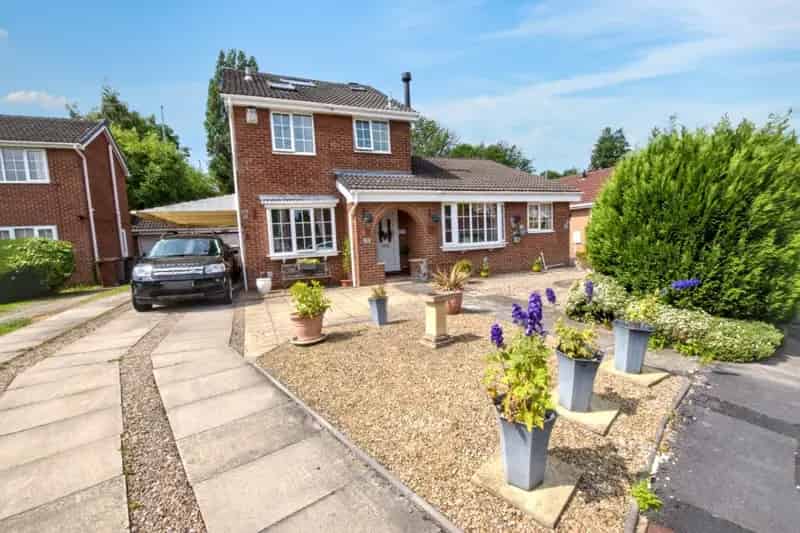 4 Bedroom Extended Semi Detached House Family Home