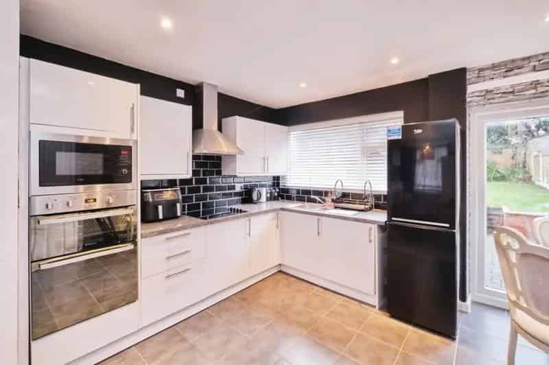 Spacious 2-Double Bed House Fully Refurbished Near Birmingham