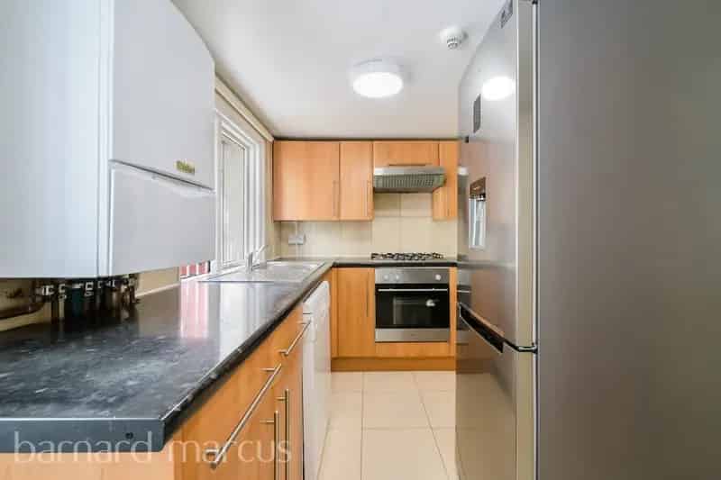 Balham 1 Bedroom Apartment Ground Floor Modern Kitchen Private Space