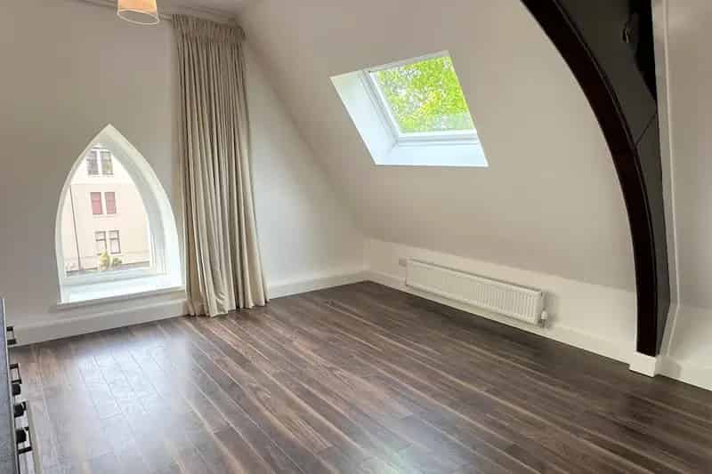 Modern 2-Bedroom Flat in Converted Church Freehold Parking