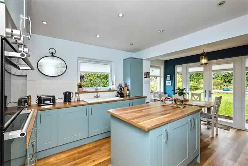4 Bed Detached House in Cupar - Modern Kitchen & Gardens