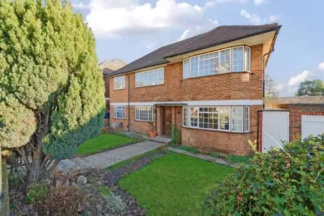 5 Bedroom Detached House for Sale in The Ridings Ealing W5