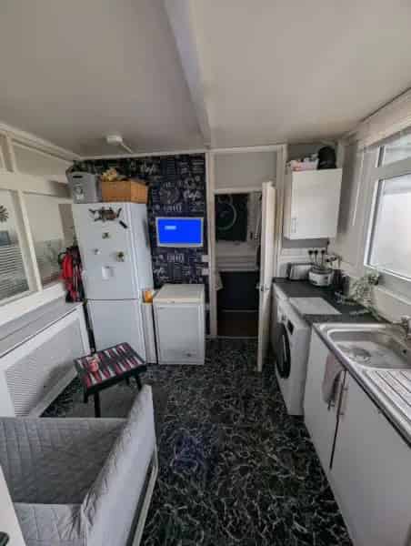 Spacious 2nd Floor Maisonette Near Activity Hub