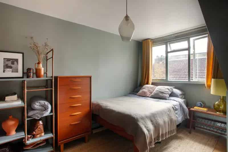 2-Bedroom Victorian Apartment in Catford Near Stations