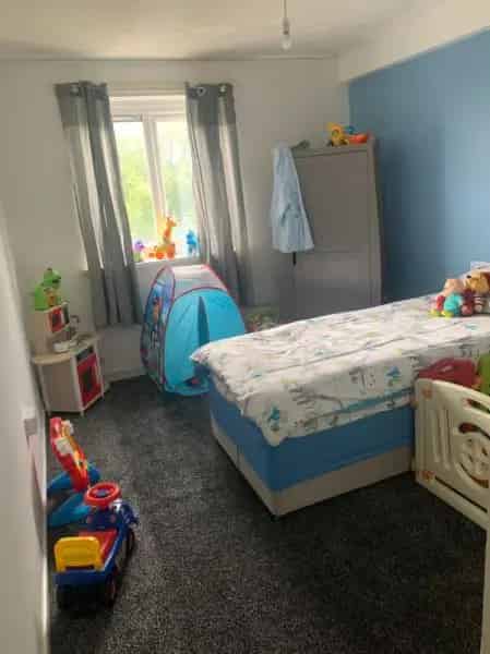 Large 2 Bedroom Flat Elderly Neighbours Quiet Block