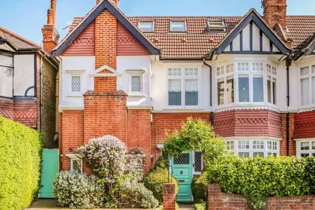 Semi-detached House for Sale in West Ealing W13