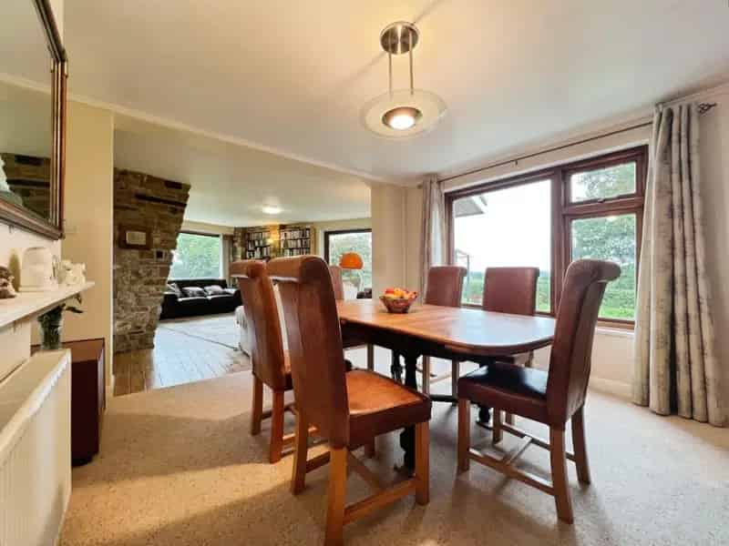 4 Bedroom Detached House with Outbuilding and Country Views