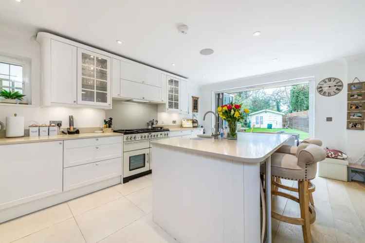 Detached House to rent with 5 bedrooms, Parke Road, London