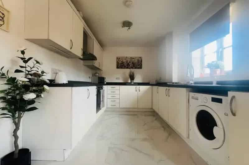 Spacious 2-Bed Top Floor Apartment Hampton Gated Parking Zero Deposit Option