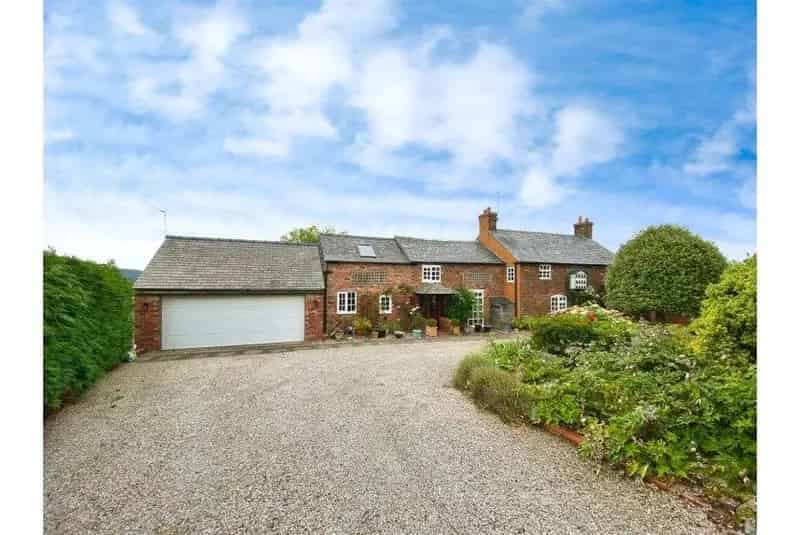 4 Bed House for Sale: Country Home with Open Views
