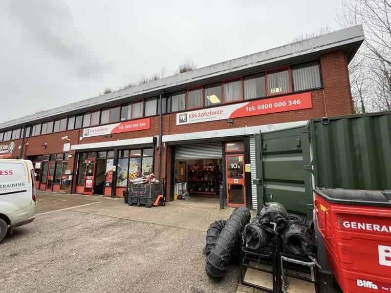 End of Terrace Hybrid Unit with Parking - 4806 sq ft