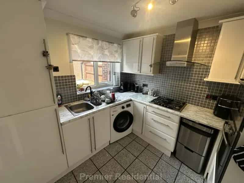 3 Bedroom Semi-Detached House with Garage Near Schools and Amenities