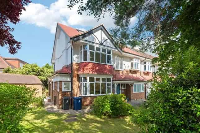 6 Bedroom Semi Detached House Ealing London