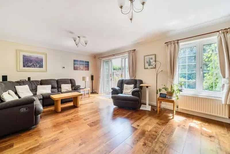 4 Bed Detached House for Sale - Family Home with Private Garden and Garage