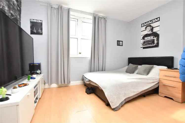 Flat For Sale in Leeds, England