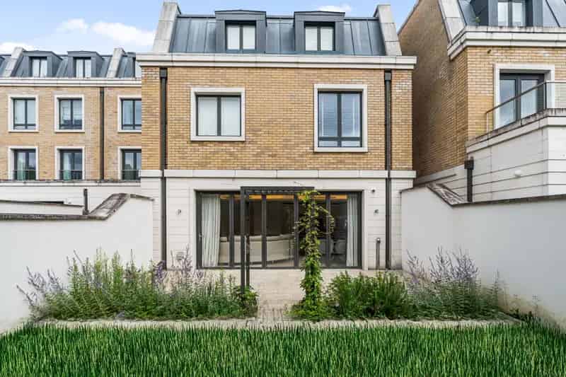 Stunning 3-Bedroom Family Home in Rainsborough Development Fulham