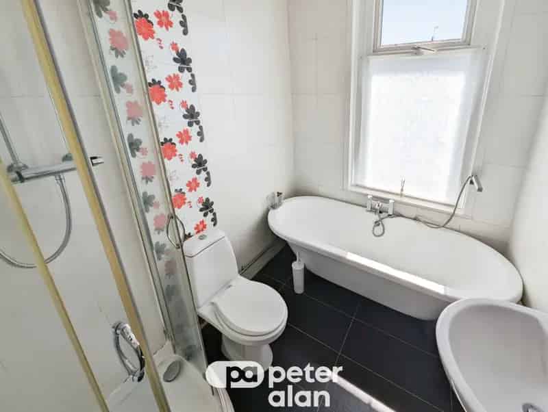 3 Bedroom Semi-Detached House To Rent